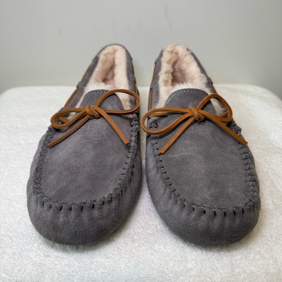 UGG Shoes - UGG Women’s Dakota Moccasin Shoes Gray Suede Plush Lining size 10